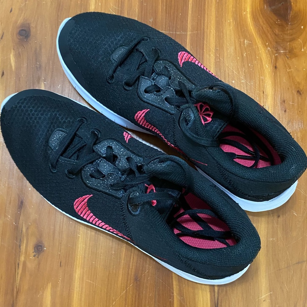 Nike women’s tennis shoes